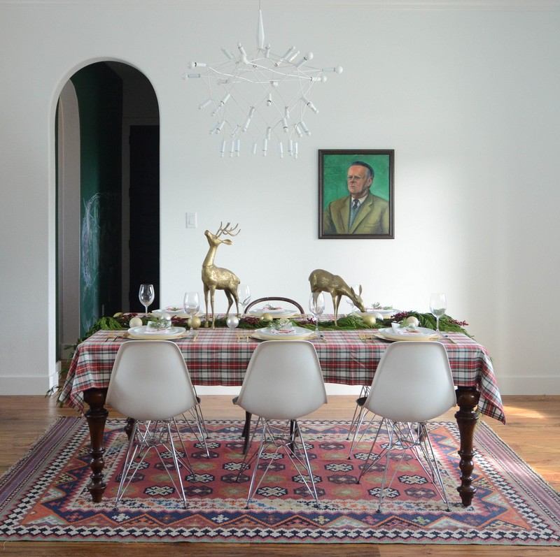 Decorarea mesei cu ramuri de chiparos și figuri de căprioară Decorarea mesei-Crăciun-masa-festivă-decorare-idei-stil țară