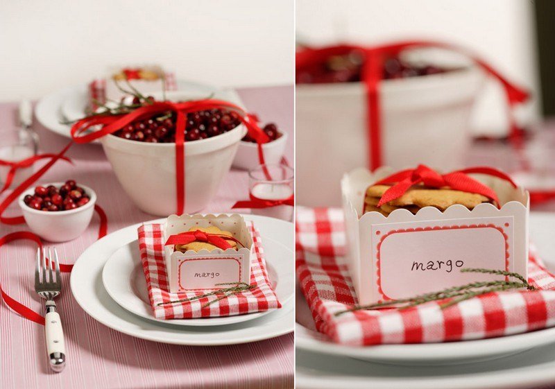 Aranjați biscuiții cu coajă scurtă în farfurii Decoratiuni de masa-Craciun-biscuiti-fructe-de-padure-mici-cadouri-invitati