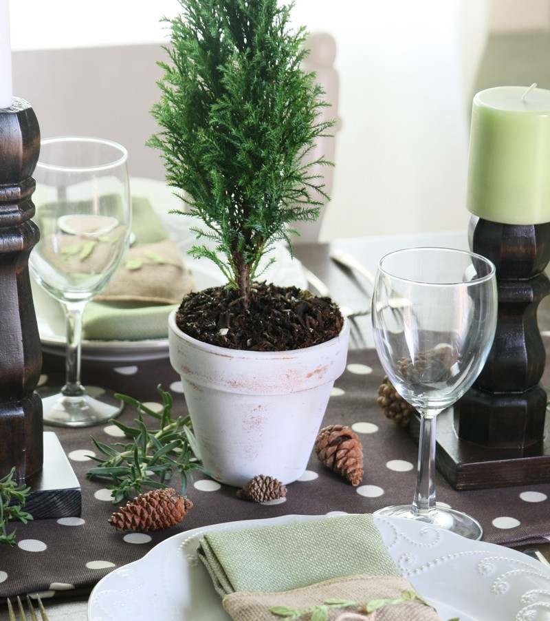 Decorarea mesei într-un stil purist în verde și alb Decorarea mesei-Idei-Crăciun-plante-în-ghivece-lumânare-verde-transformată-masă-picioare-suport pentru lumânări