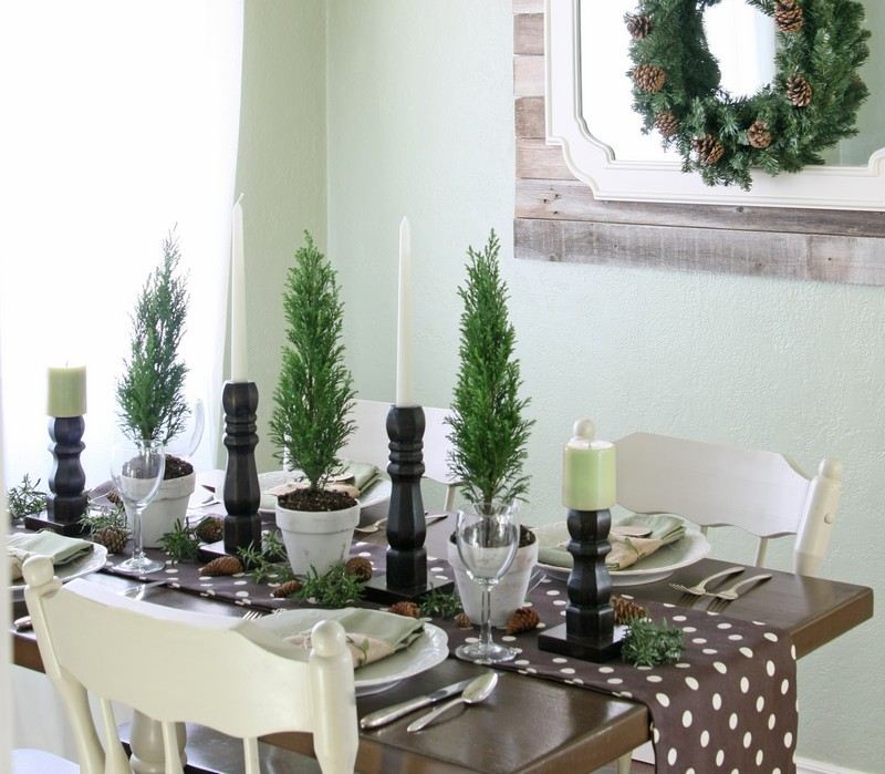Decorarea mesei cu chiparoși, suporturi pentru lumânări și alergători de masă Asigurați-vă decorațiuni de masă-Crăciun-purist-verde