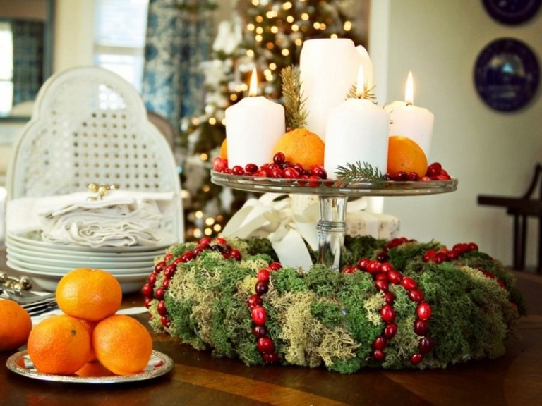 Decorați un stand de desert de Crăciun cu mușchi și portocale decoratiuni de masa pentru craciun desert stand design moss cununa lumanari muschi fructe de padure