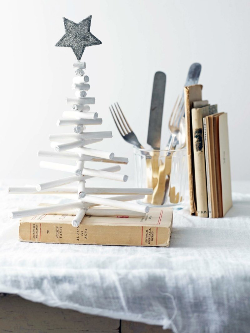 Brad de Crăciun realizat din bețe albe în stil modern decorarea mesei pentru brad Craciun ideea bastoane albe rustic modern
