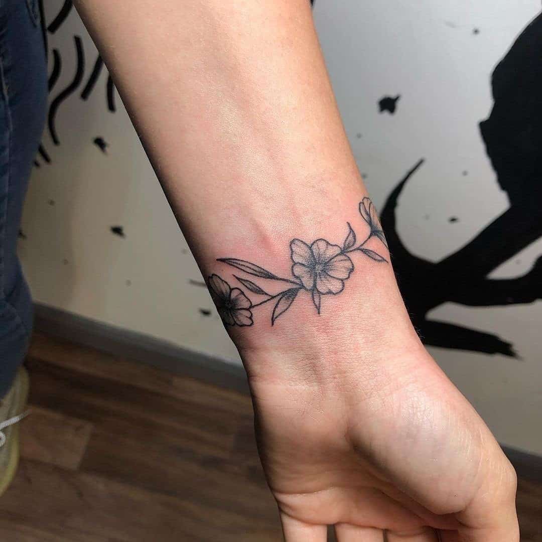 Idea del tatuaggio del braccialetto del fiore