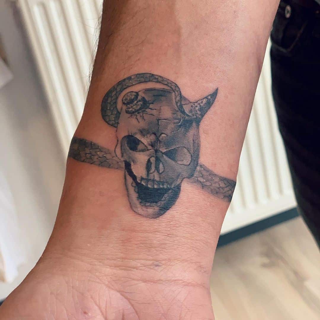 Idea del tatuaggio del braccialetto del teschio