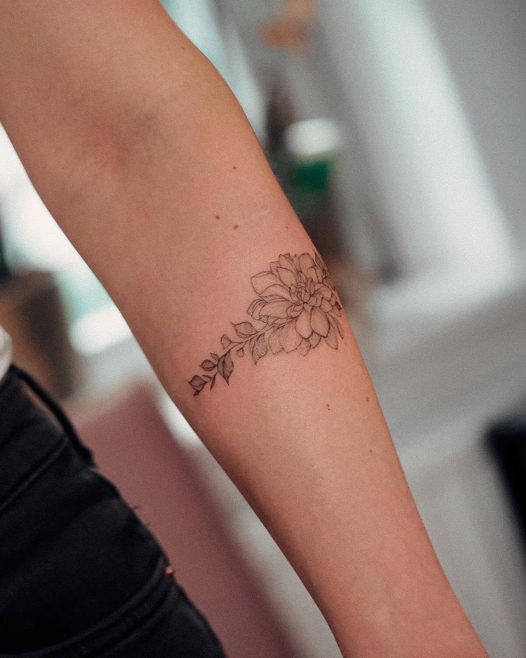 Idea tatuaggio bracciale fiore inchiostro nero