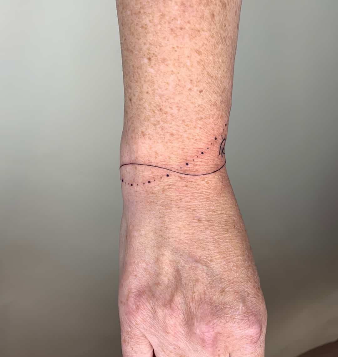 Idee per tatuaggi con bracciale piccolo