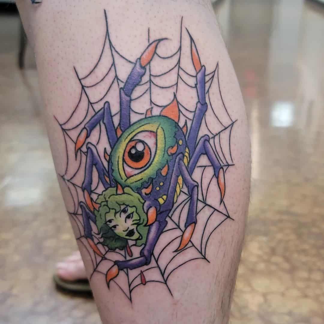 Juokinga animacinių filmų įkvėpta voro tatuiruotė