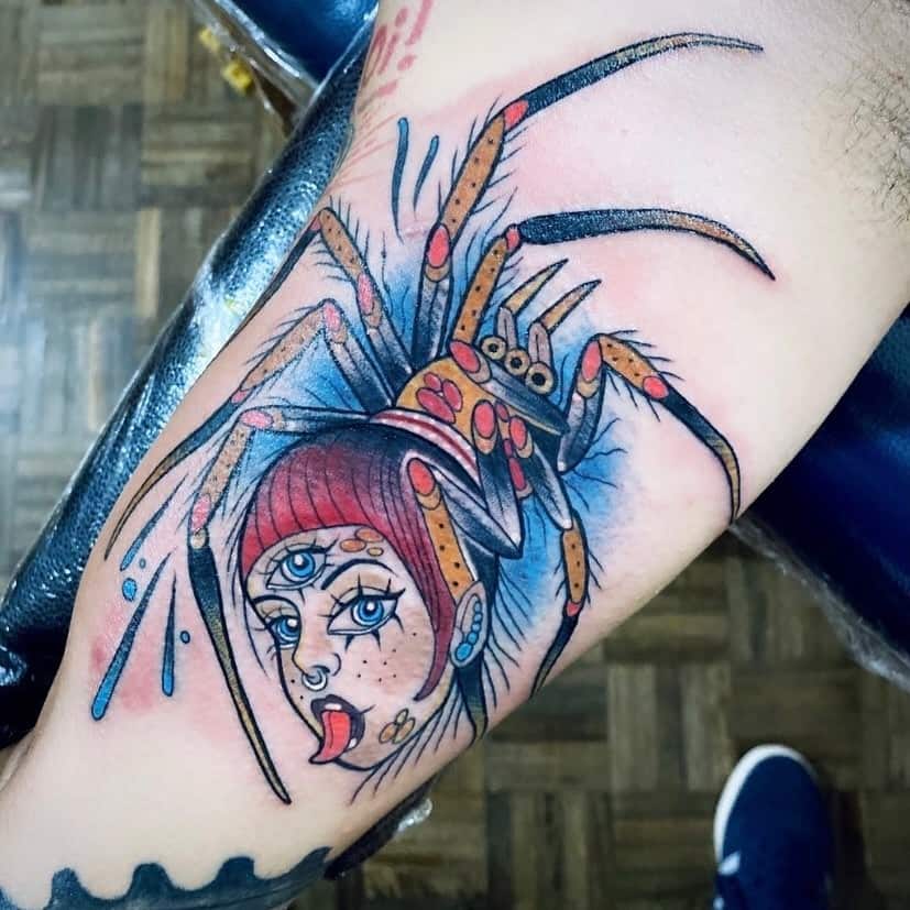 Ryškiai mėlynos voro tatuiruotės dizainas