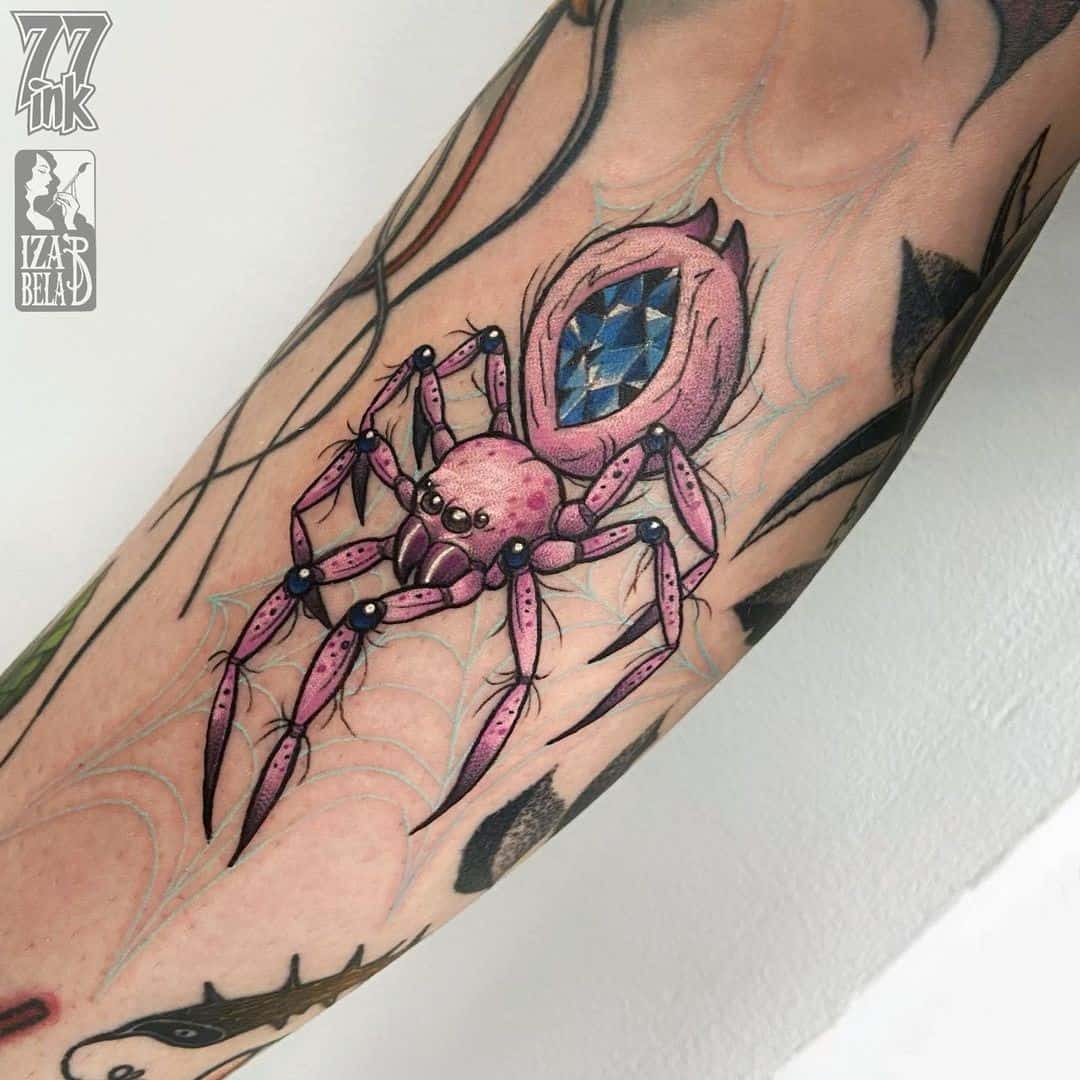 Maža rožinė voro tatuiruotė