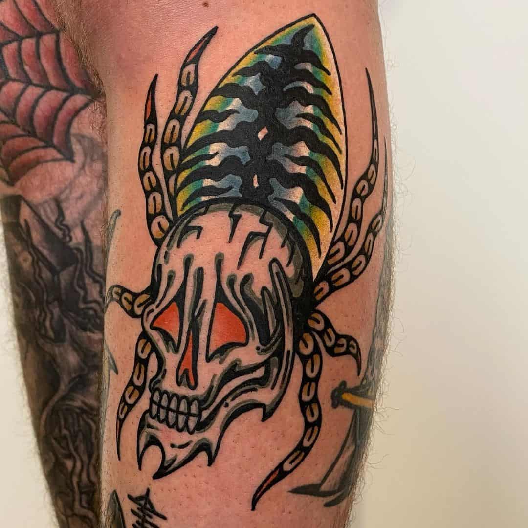 Kaukolės spalvinga voro tatuiruotė