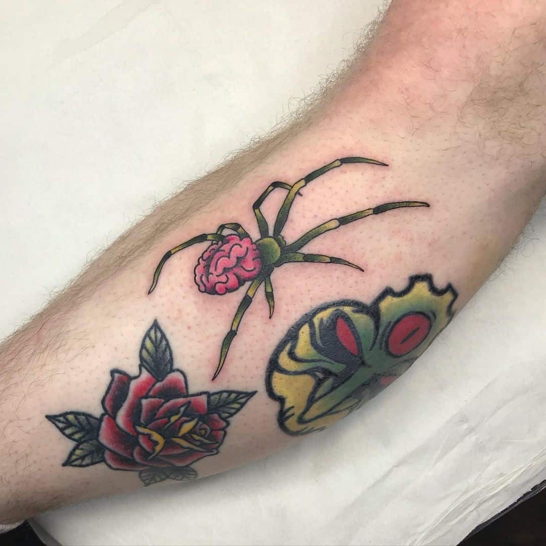 Juokinga vorų tatuiruotė „Small Ink Brain Inspo“