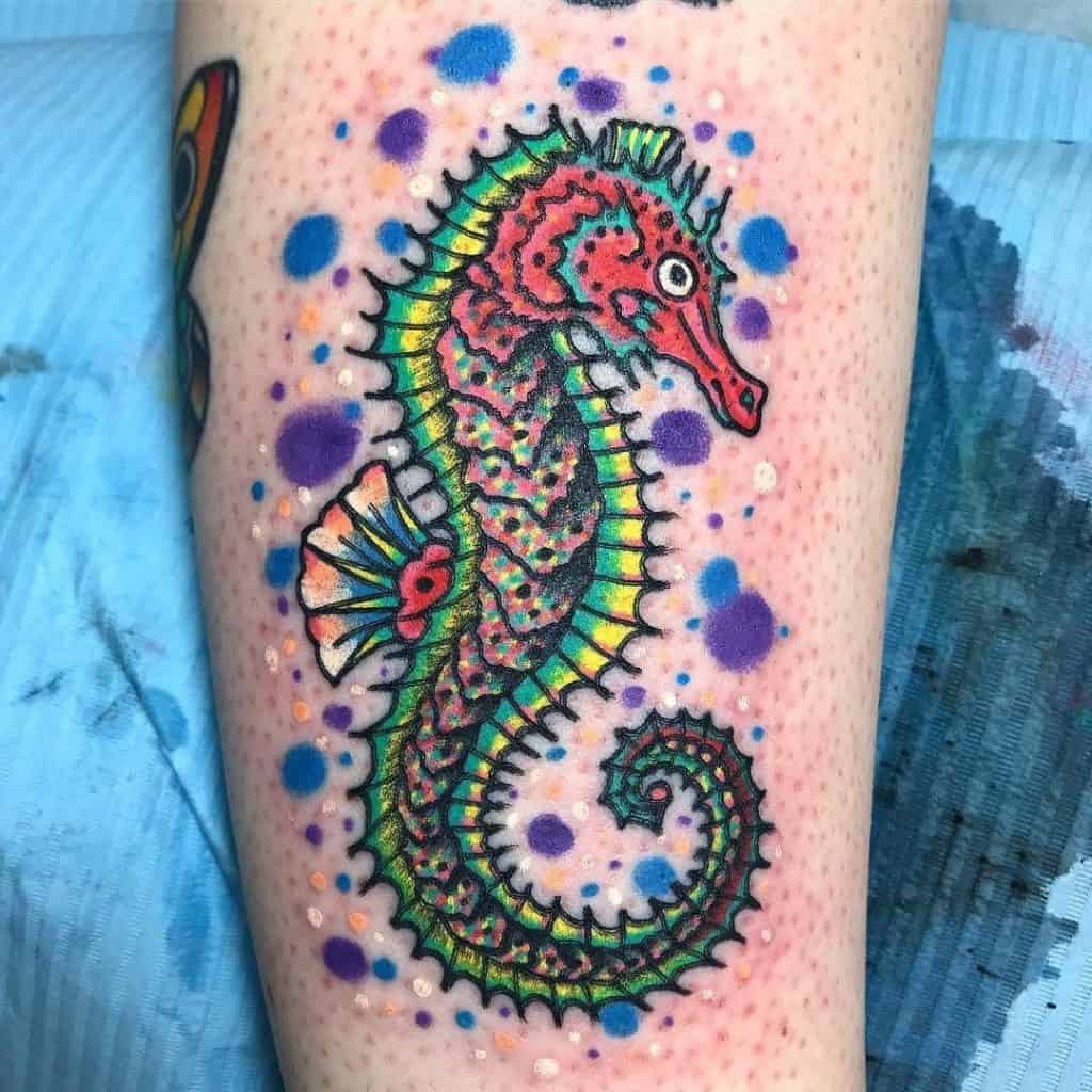 Image colorée de tatouage d'hippocampe mignon