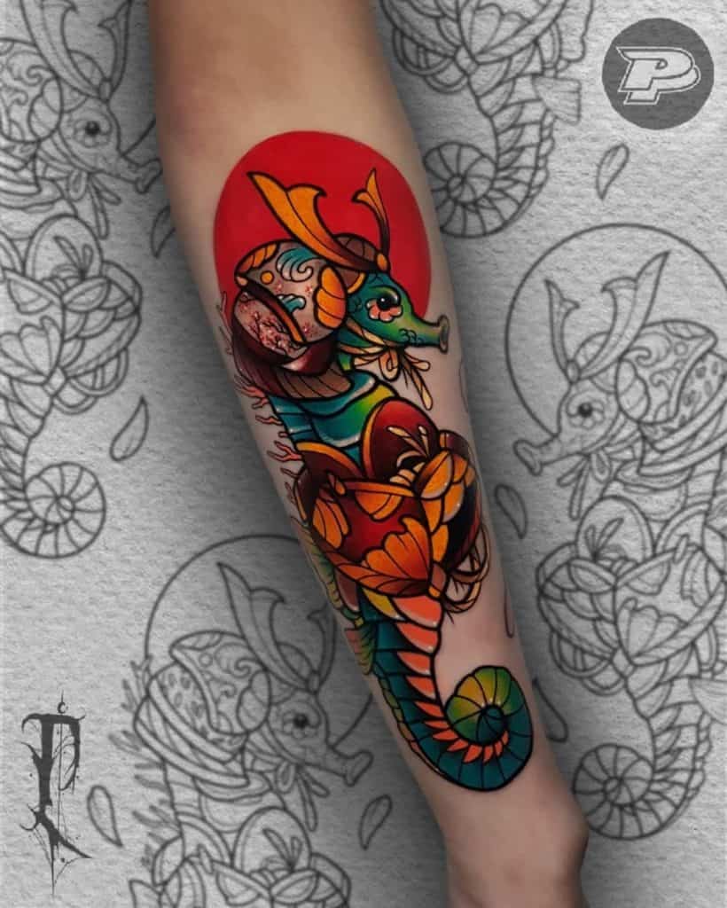 Lumineux & Tatouage d'hippocampe notable