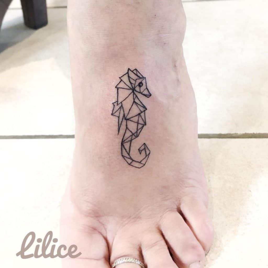 Tatouage d'hippocampe de pied d'encre noire