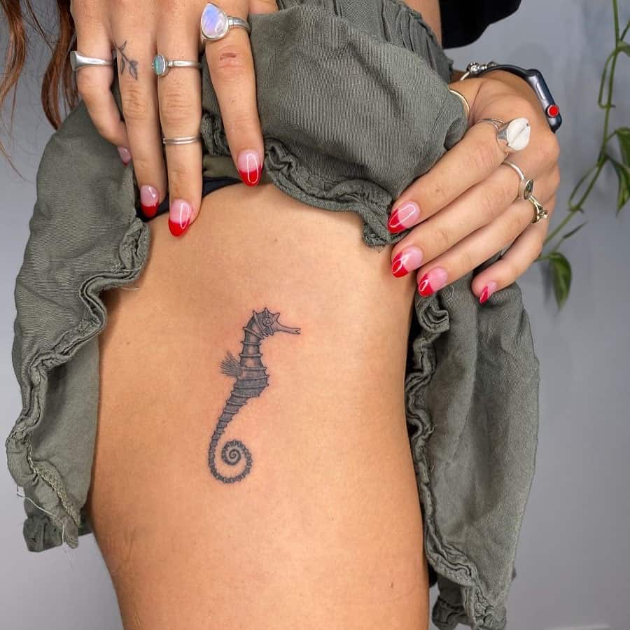Tatouage d'hippocampe sur le côté