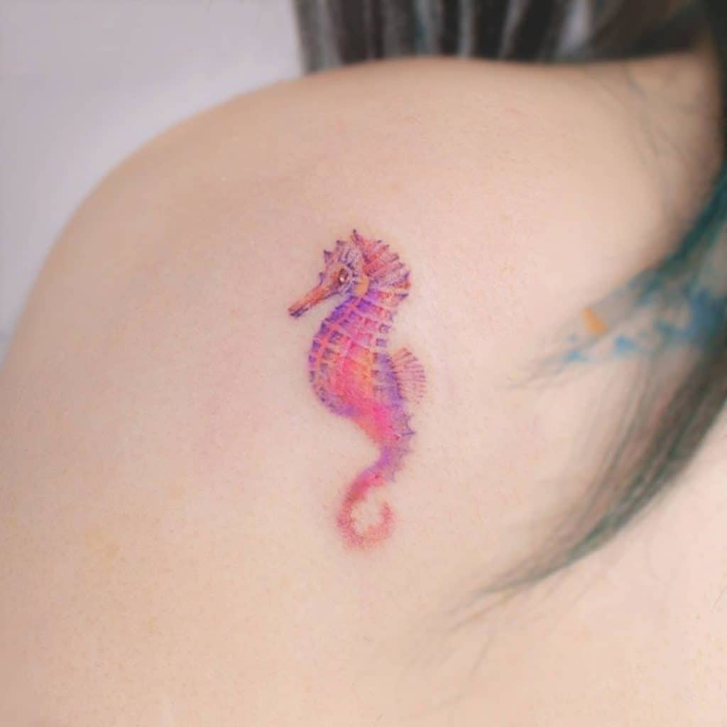 #tatouage hippocampe couleur sur l'epaule