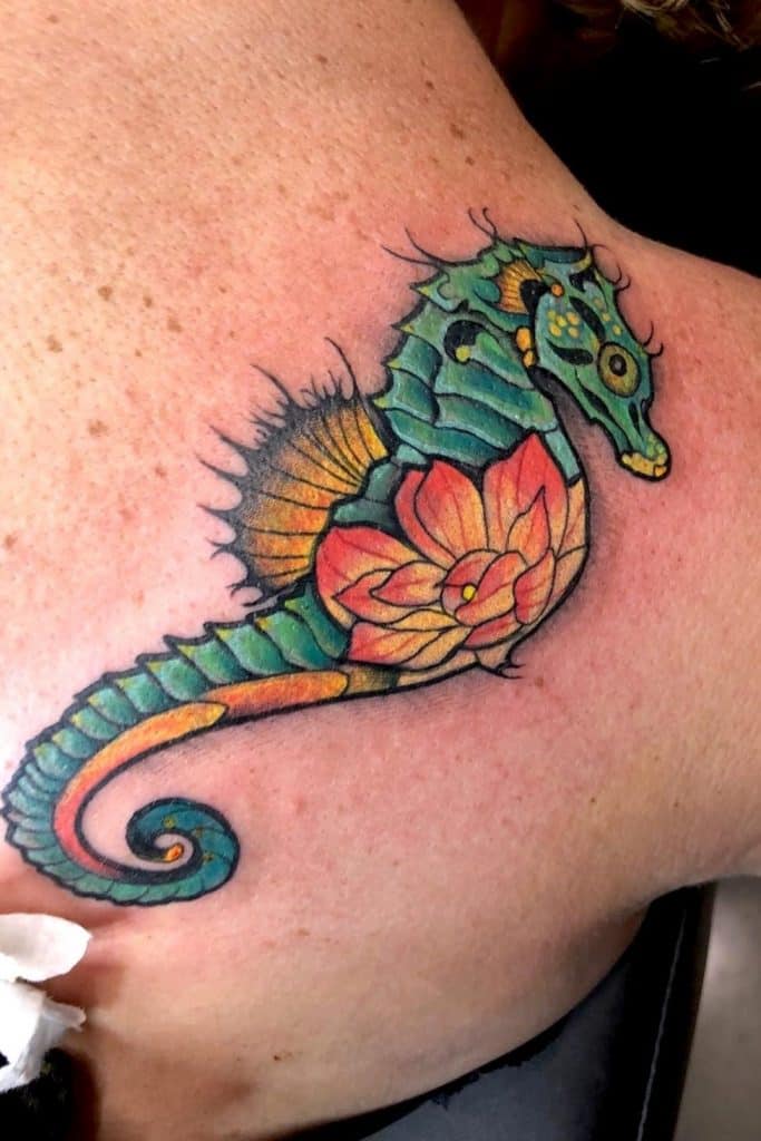 Tatouage d'hippocampe coloré dramatique