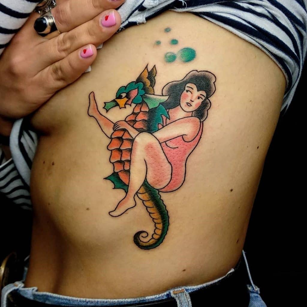 Tatouage d'hippocampe inhabituel de pièce latérale