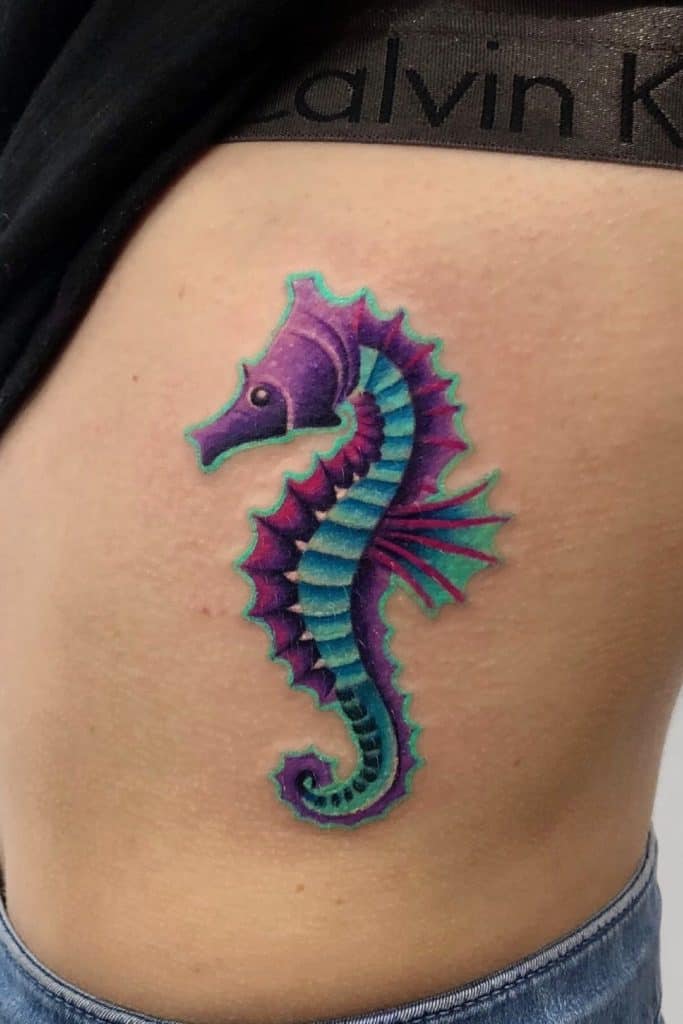 Vibrant & Tatouage d'hippocampe coloré