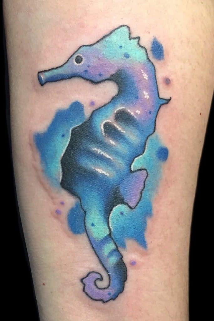 Tatouage hippocampe traditionnel bleu