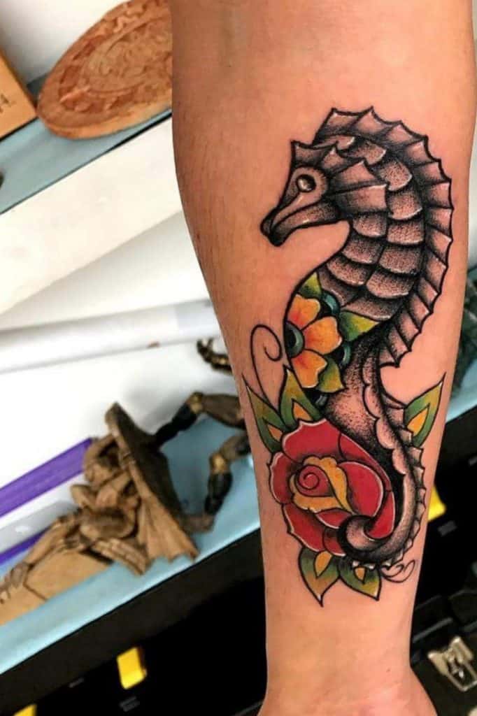 Contour de tatouage d'hippocampe à l'encre noire