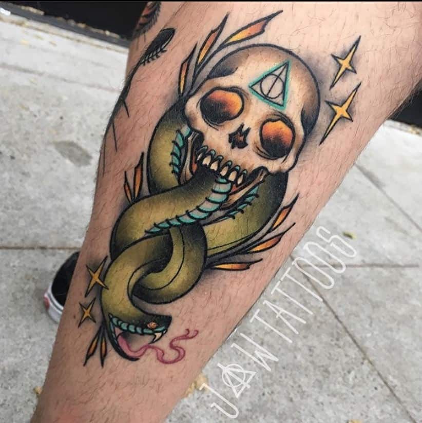 Spalvingas mirties valgytojo tatuiruotės kojų dizainas