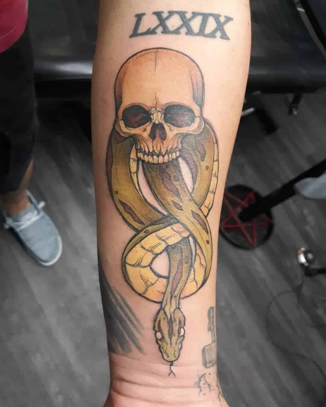 Baisios išvaizdos mirties valgytojo tatuiruotė