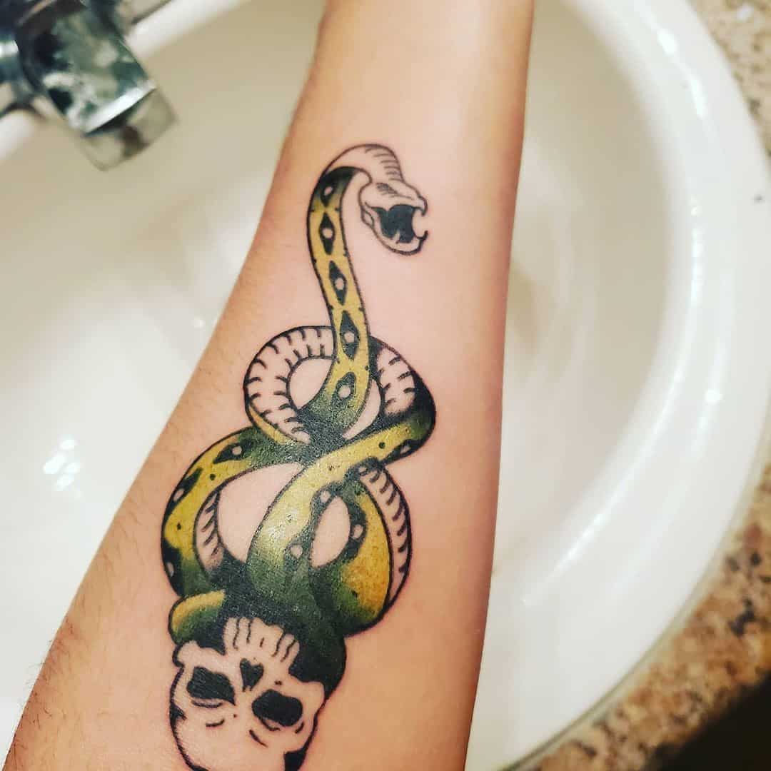 Mirties valgytojas tatuiruotė mažas rašalas