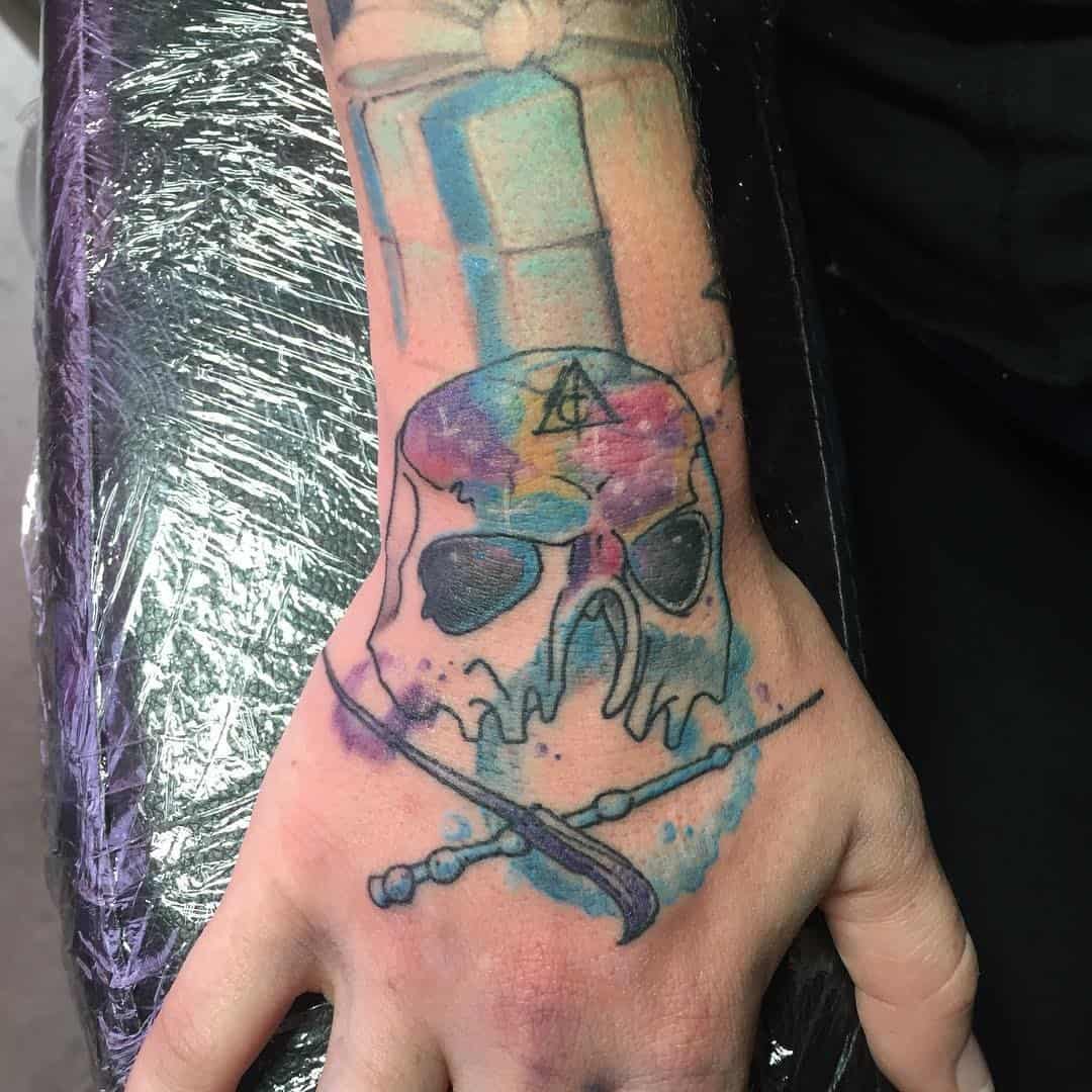 Spalvinga rankos mirties valgytojo tatuiruotė