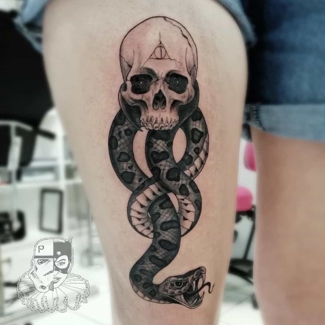 Milžiniška juoda mirties valgytojo tatuiruotė