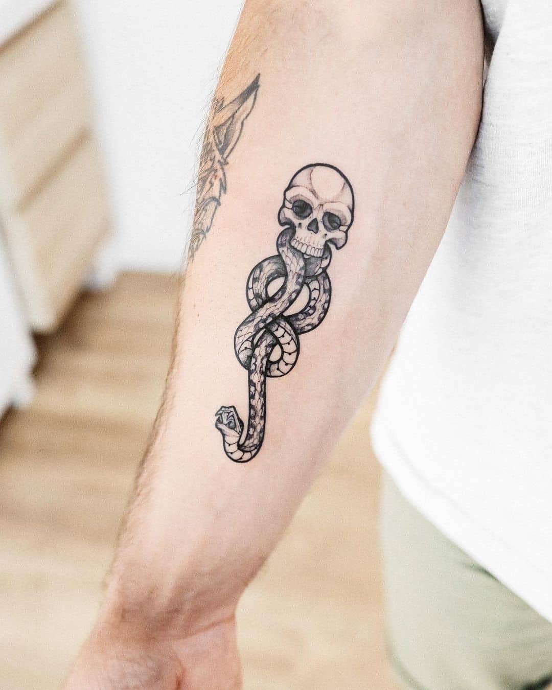 Mirties valgytojas tatuiruotė mažas rašalas