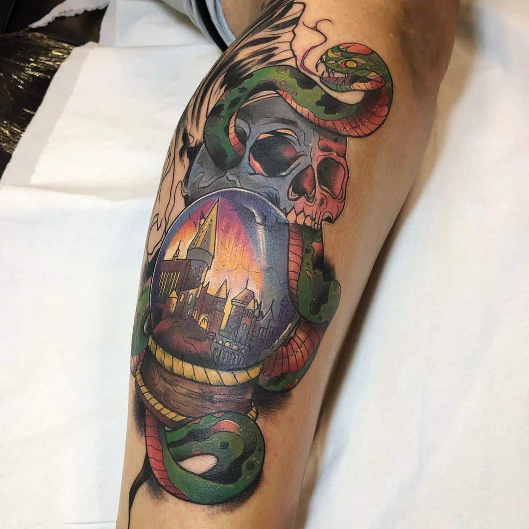 Spalvingas & amp; Garsios mirties valgytojos tatuiruotė