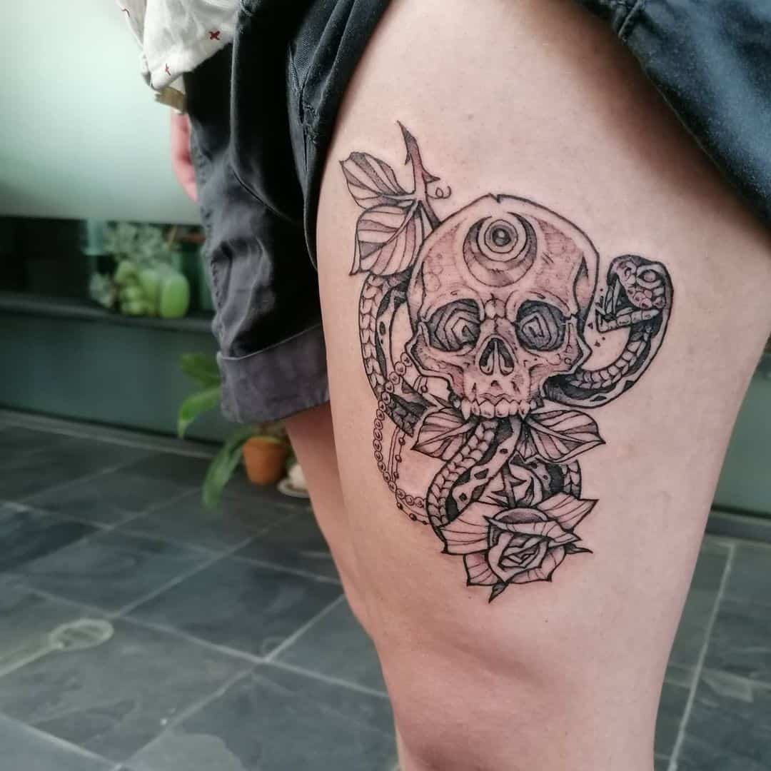 Mirties valgytojo tatuiruotė Juoda šlaunies tatuiruotė