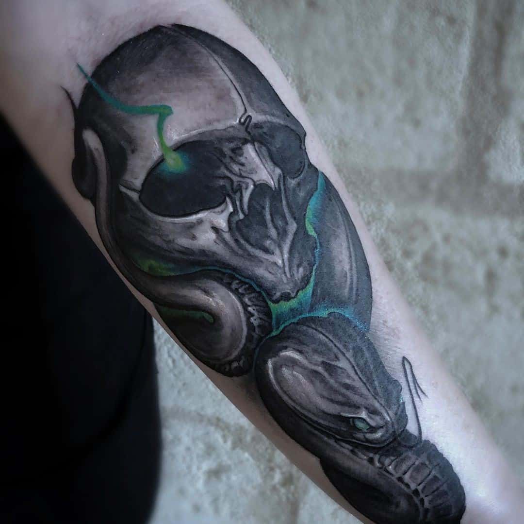 Puošnus šešėlinis mirties valgytojas tatuiruotė juoda