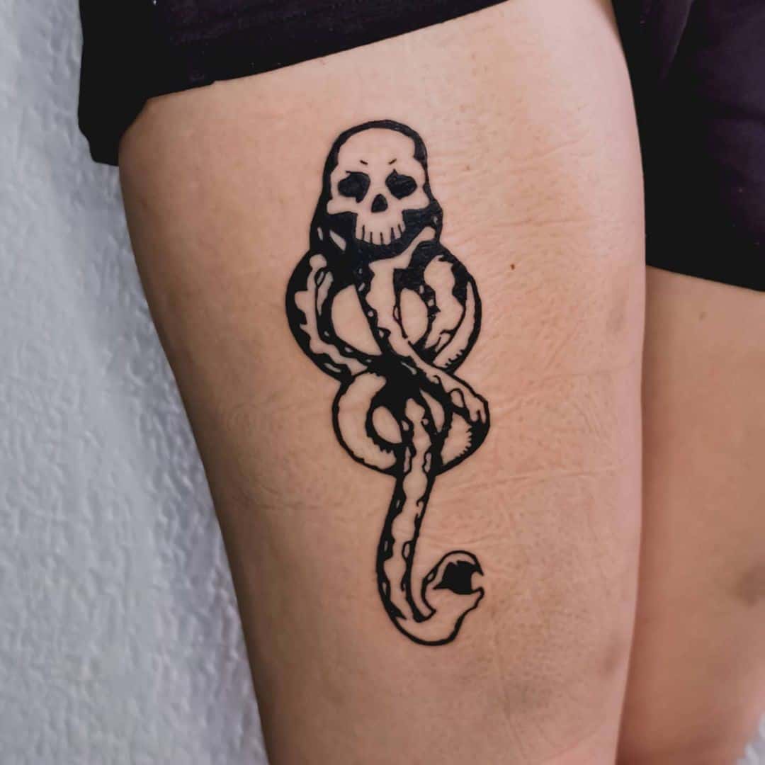 Mažos mirties valgytojos tatuiruotė lordas Voldemortas