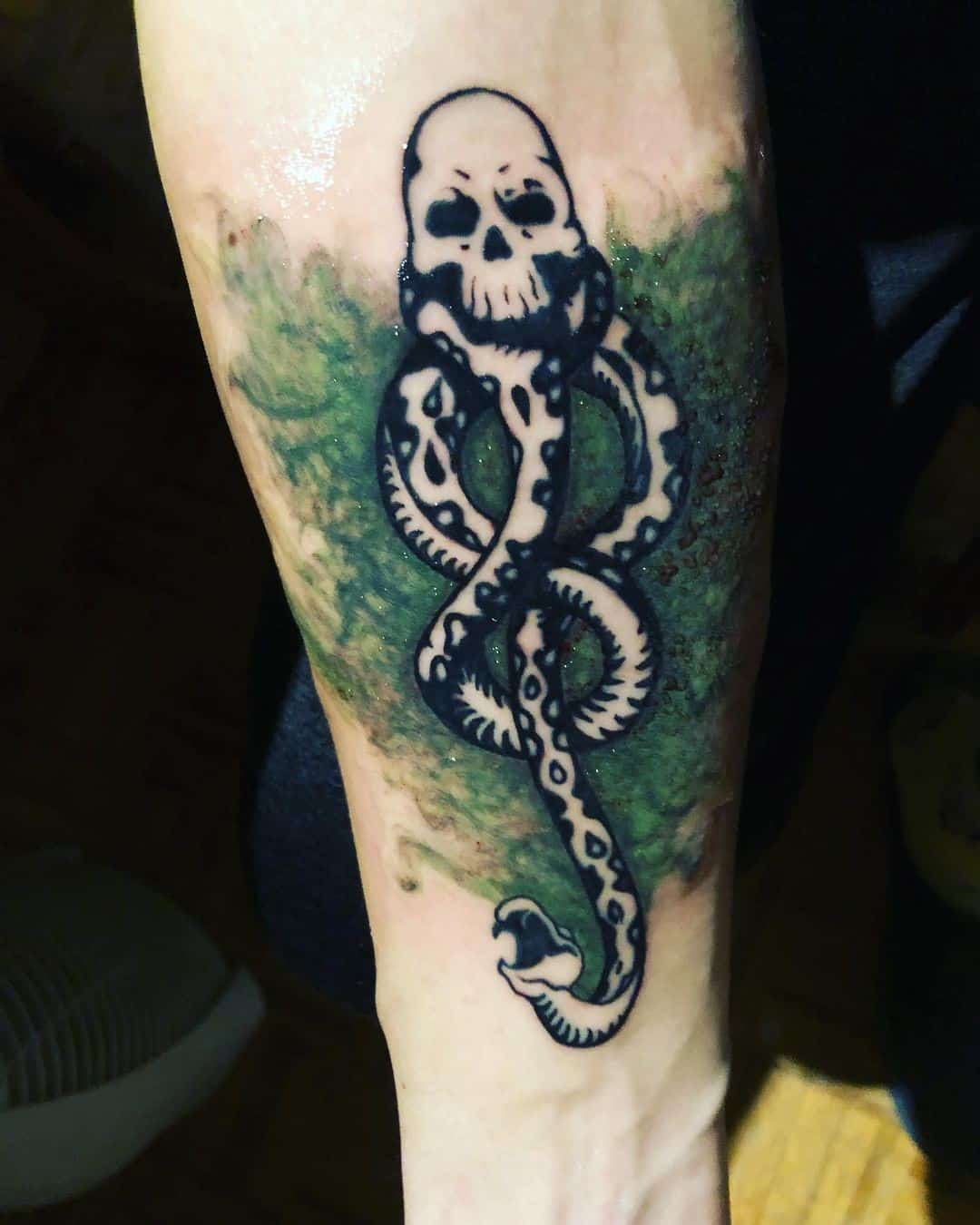Rankos žalios mirties valgytojos tatuiruotė