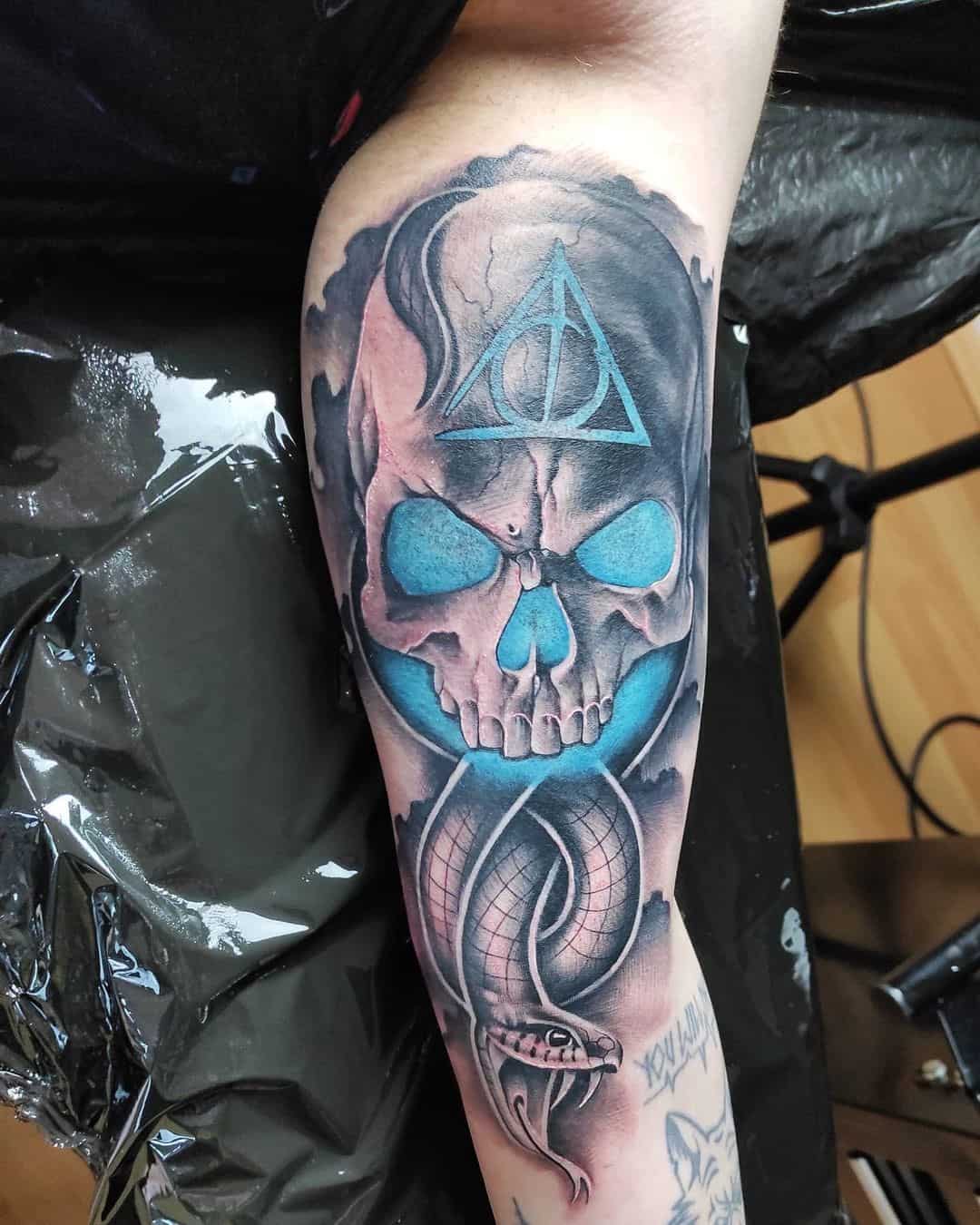 Dilbis juodos spalvos & amp; Mėlyna mirties valgytojo tatuiruotė