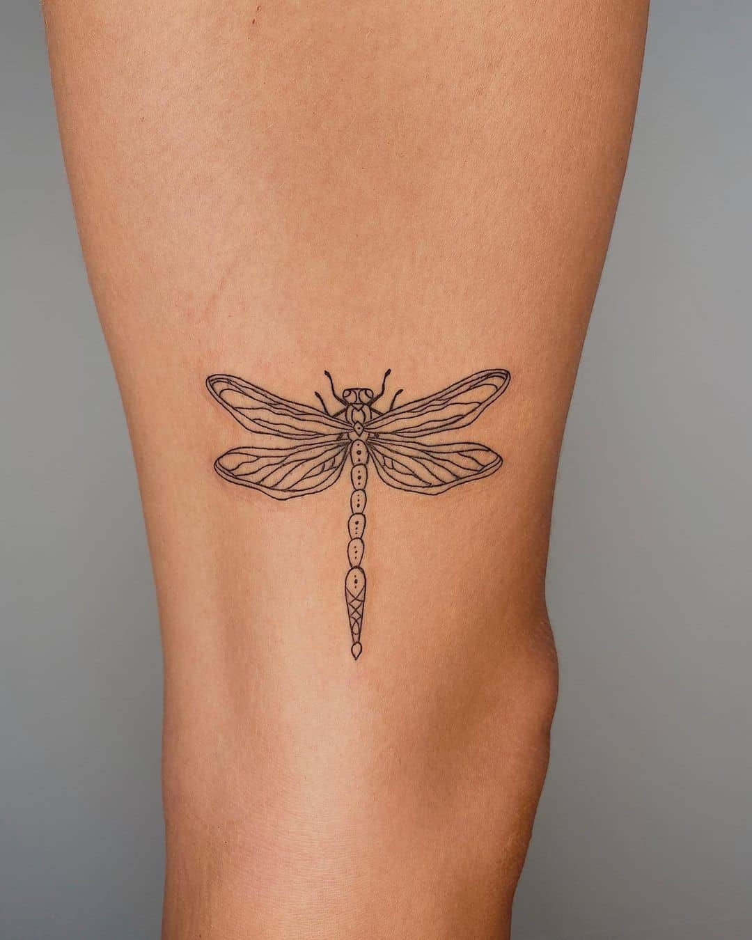 Idée simple de tatouage de petite libellule