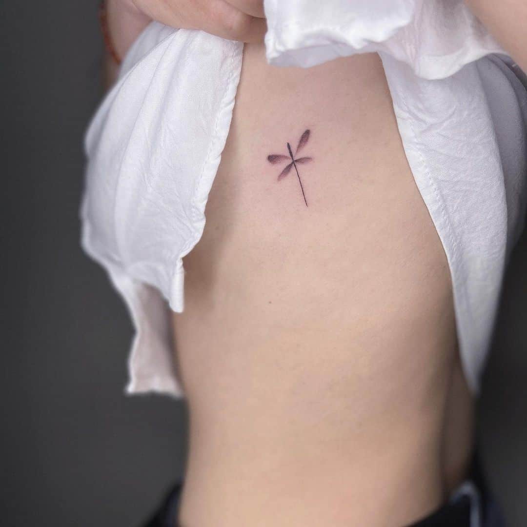 Tatouage de libellule sur le ventre