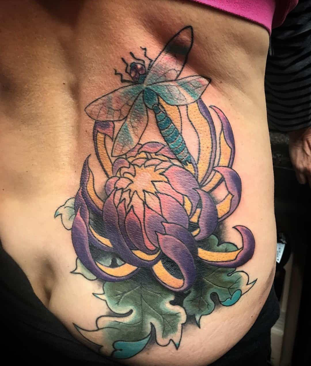 Coloré & Tatouage de libellule sur le ventre