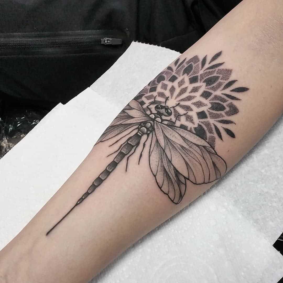 Tatouage tribal libellule avec des imprimés de mandala