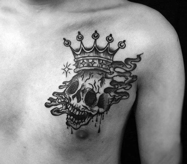 Tatuaggio teschio con corona per uomo sul petto