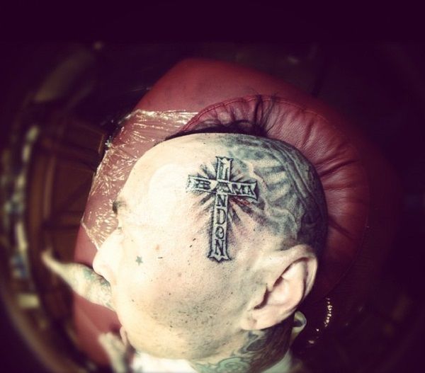 travis barker-dječje ime na tetovaži križa