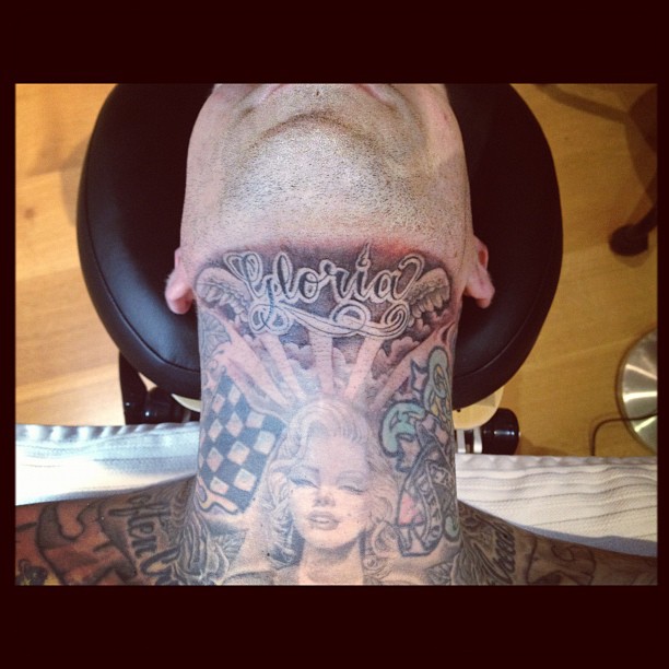travis barker-gloria tetovaža