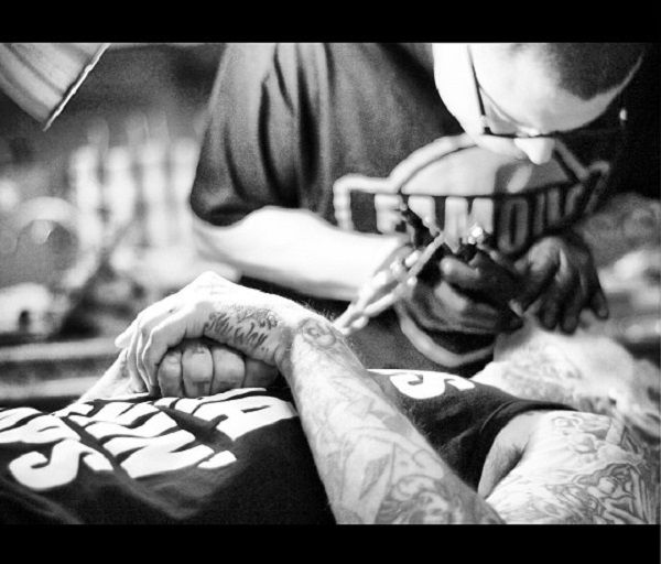 travis barker-chuey quintanar-tetovaža božjih ruku