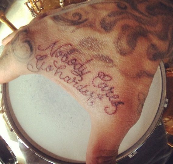 travis barker-nikoga nije briga idi teže tetovaža