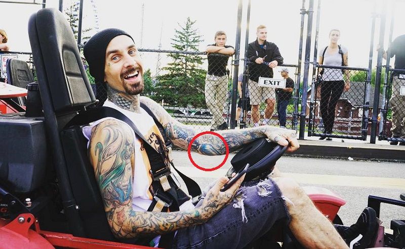 tetovaža travis barker-mikrofon