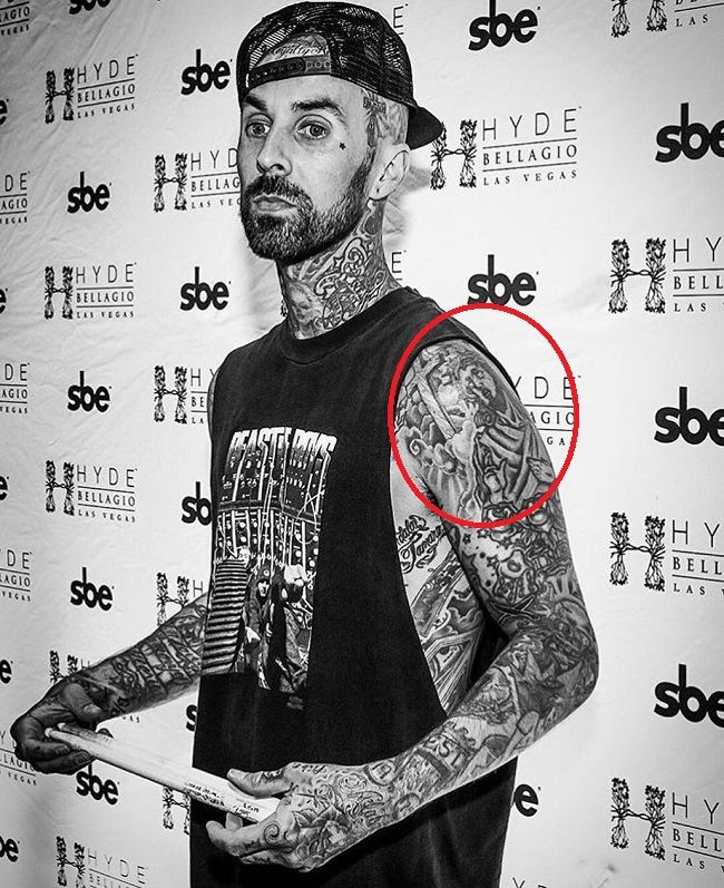 travis barker-isus s trnovitom krunom i tetovažom