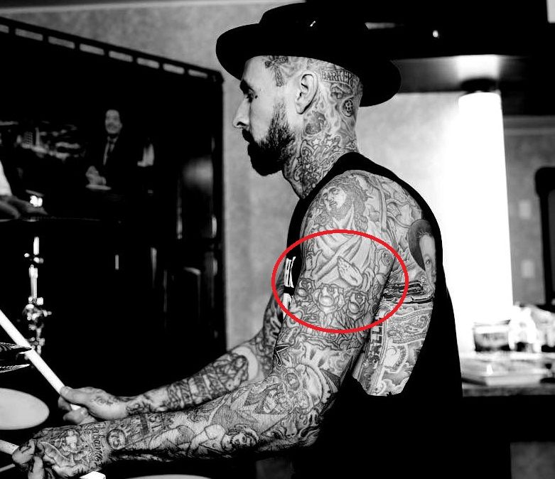 tetovaža travis barker-roses