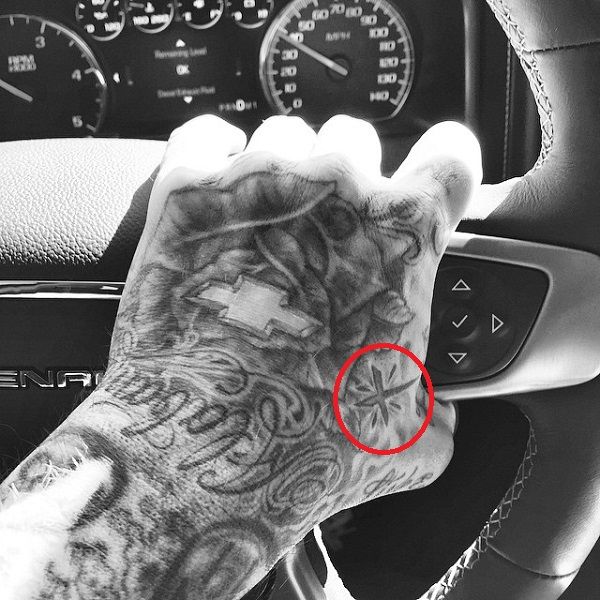 travis barker-sitna tetovaža s križem